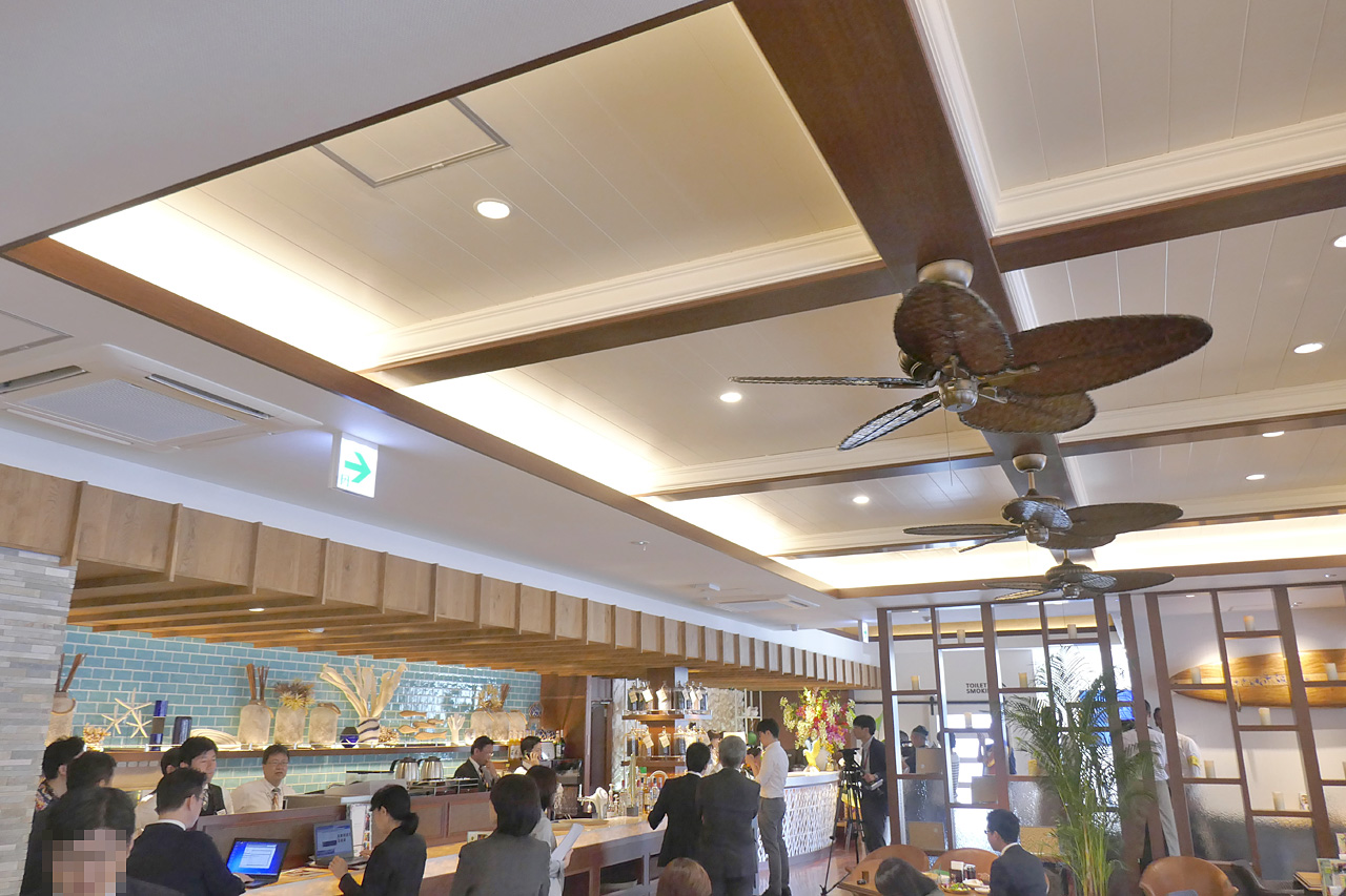 店内はテーブルの間が広くとられ、天井が高いので開放的な雰囲気