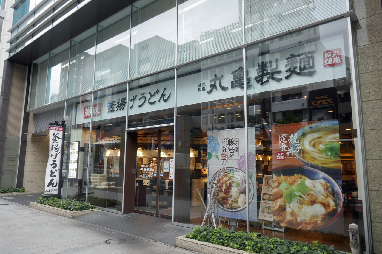 「丸亀製麺　神田小川町店」は、御茶ノ水駅から神保町駅方面にまっすぐ下った先にあります