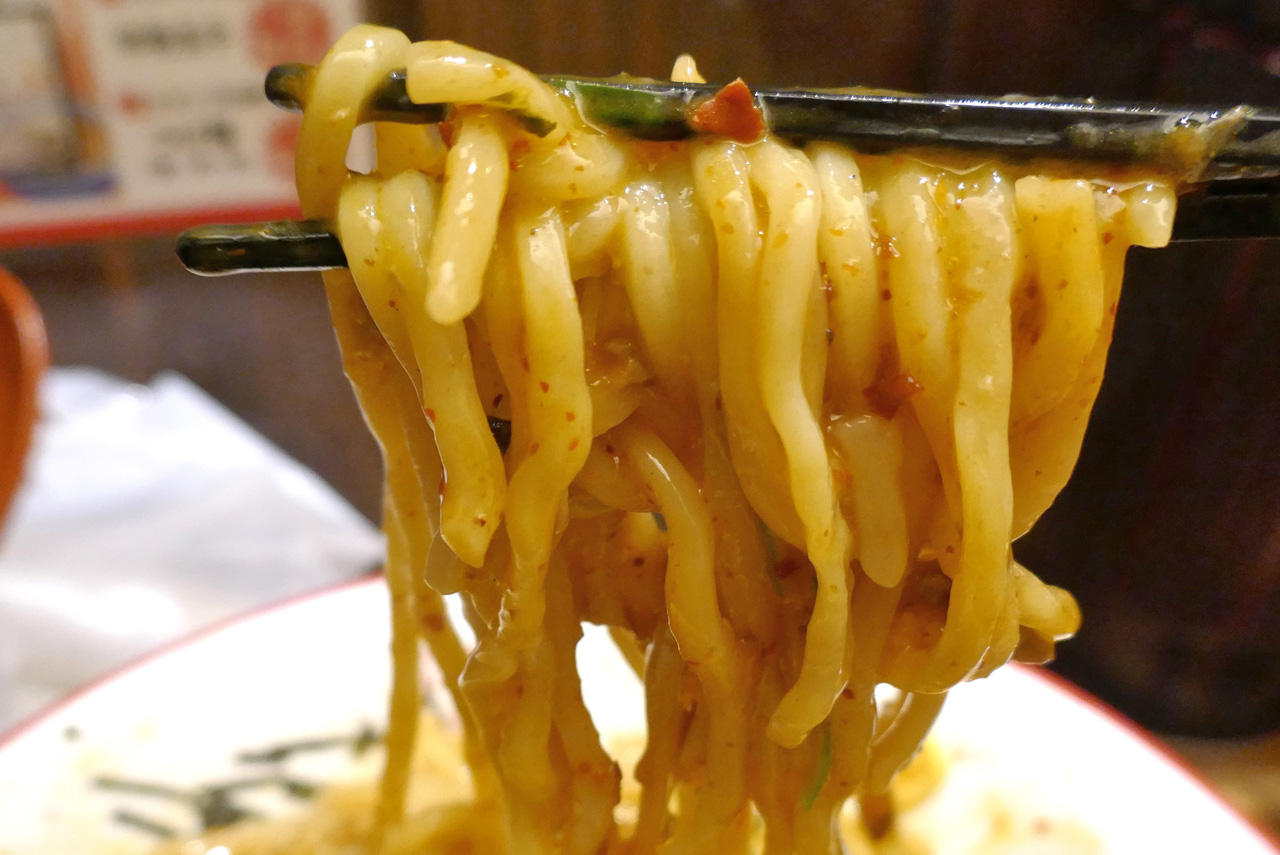 唐辛子、ハバネロ、ハラペーニョの極辛スパイスがガッツリ効いた麺は、1番辛くない“1辛”を選んでも火を吹くような辛さ