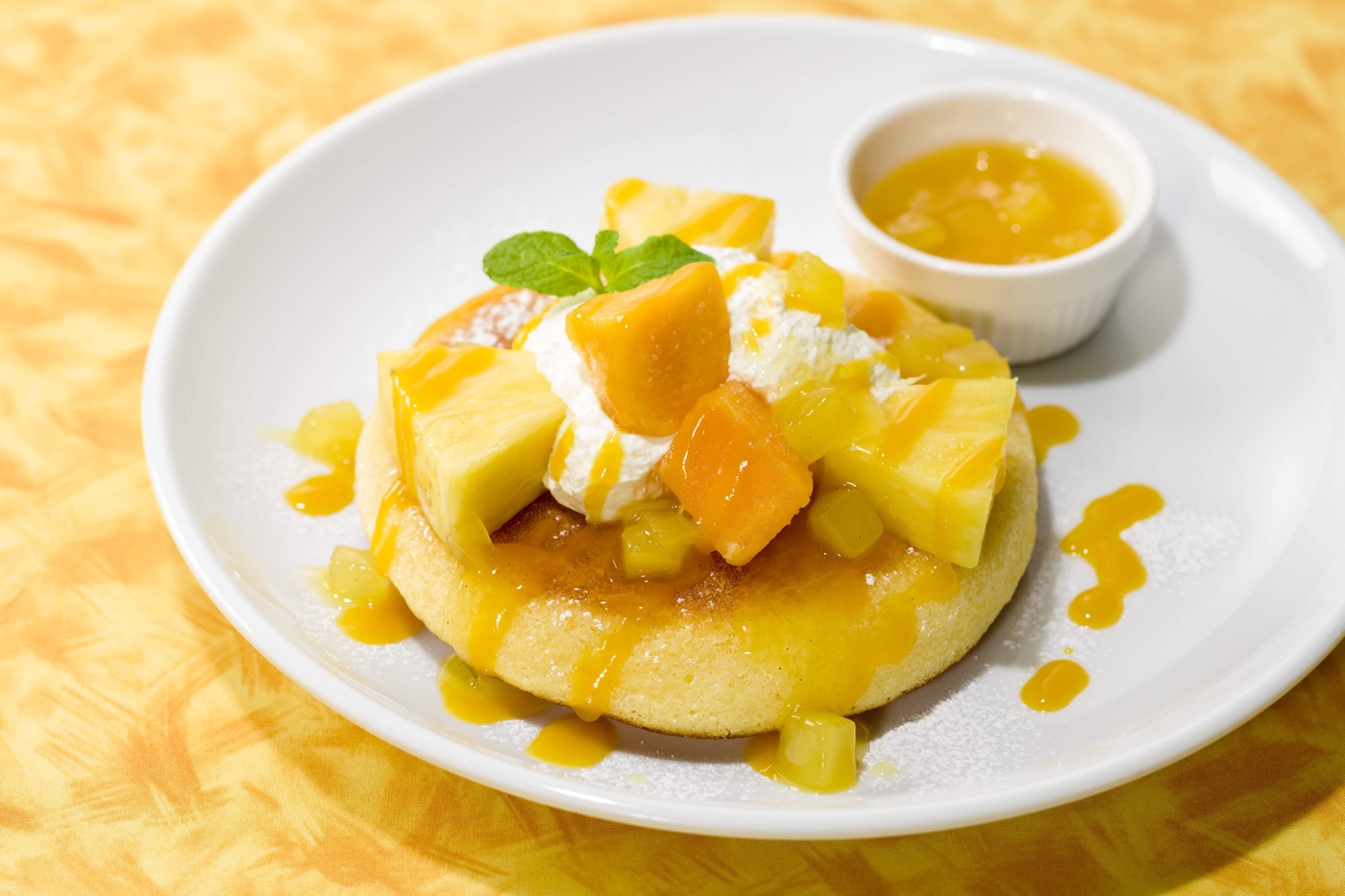 「パイナップルとマンゴーのトロピカルパンケーキ」599円（税込）