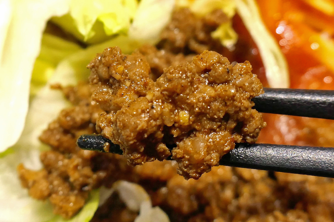 「沖縄タコライス」の味の要となるタコミートは、想像していたタコミートよりもスパイスの刺激が穏やか。甘味を帯びた味つけで優しい味わい