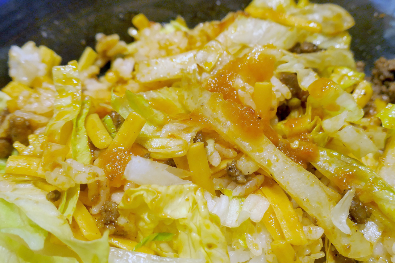 「ハバネロソース」は、混ぜたあとの「沖縄タコライス」の色味にそっくりなオレンジ色のソース