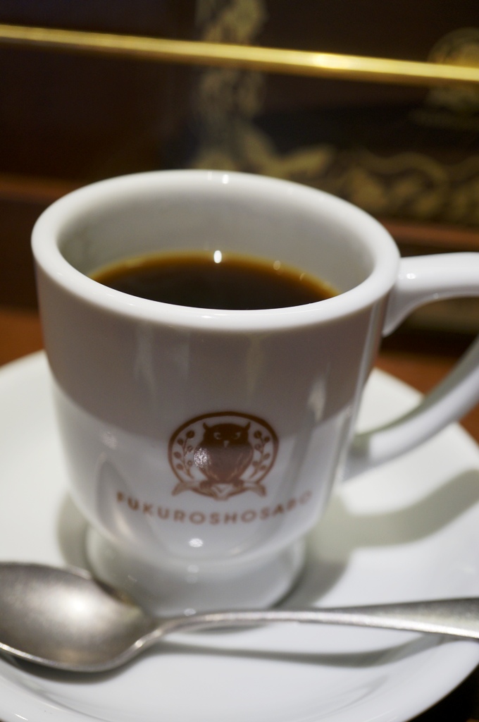 サイフォン抽出のコーヒーは熱々でテープに運ばれてきます。1杯540円(税込)