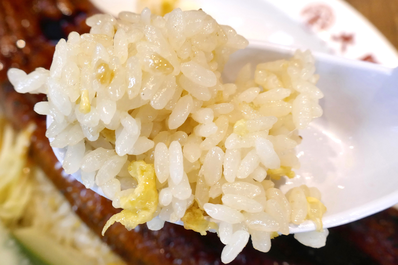素のままの炒飯は、米粒のベトつきがないパラパラ食感で、下味は控えめながらもバターの力強い風味が感じられます