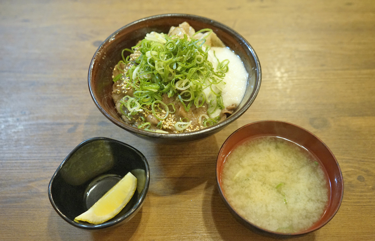 「仙台牛タン塩すた丼」には、熱々なみそ汁と、別皿でレモンがセットに