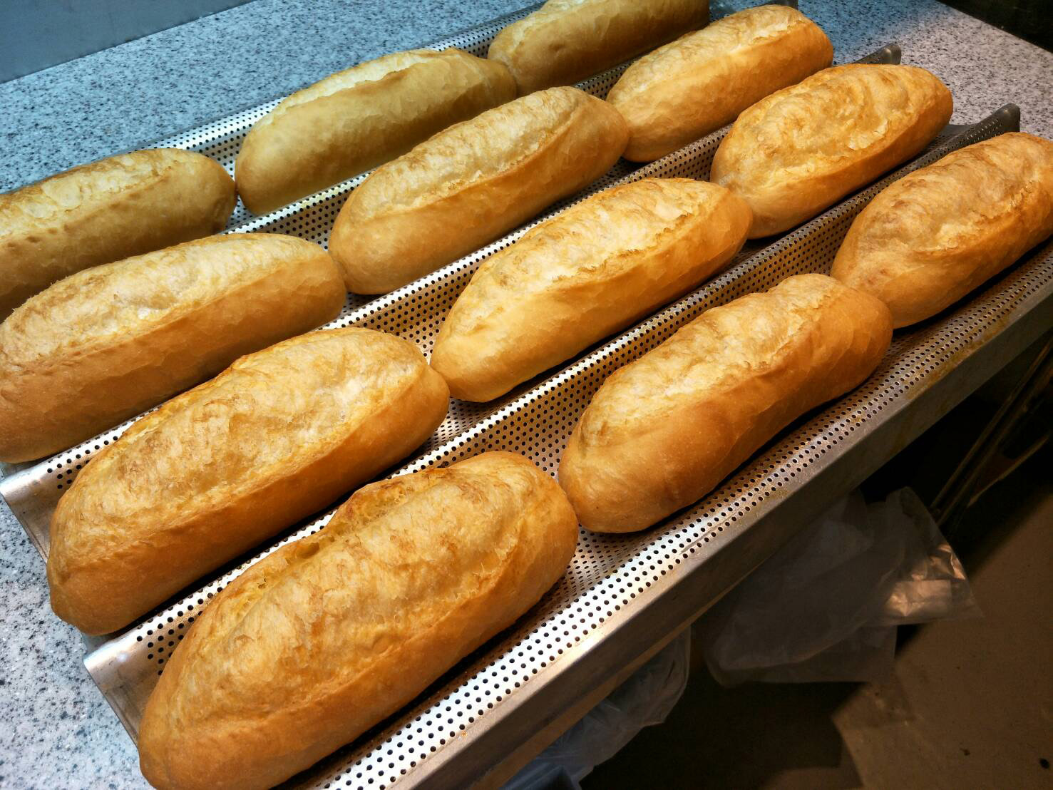 ベトナムのパン「バインミー」は、外はカリカリで見た目はフランスパンに似ていますが、中はフワフワ