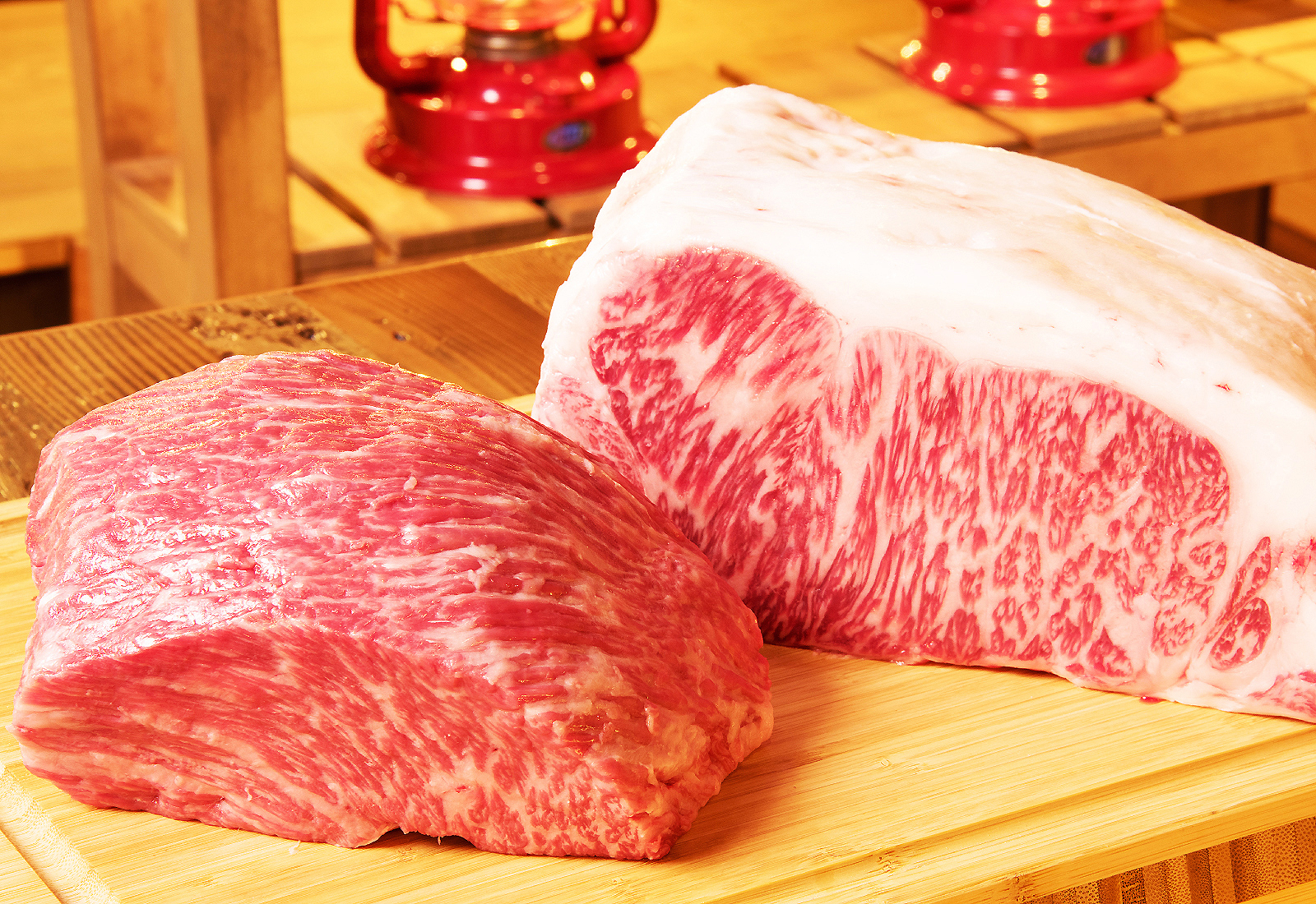 左が松阪牛の赤身、右が松阪牛のサーロイン。高級な国産牛肉は、赤身でもサシが十分入っています