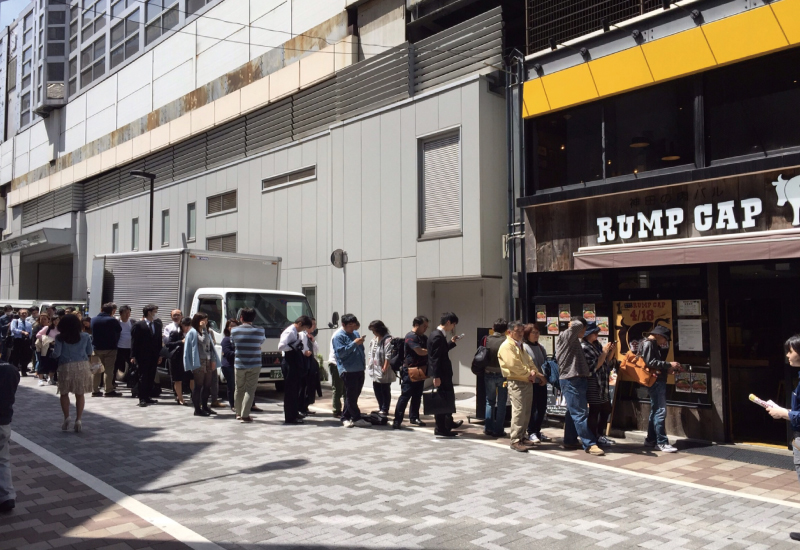 1号店の神田店オープン時の行列。黄色い看板が目印