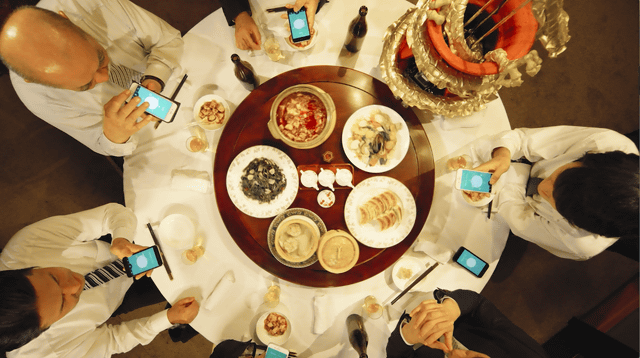 スマホで回転できる中華テーブル Smart China Table アプリで欲しい料理を呼び寄せたり ごちそうさま で伝票がランダムに誰かの前に停まったり Motorize 第二弾 ネタとぴ