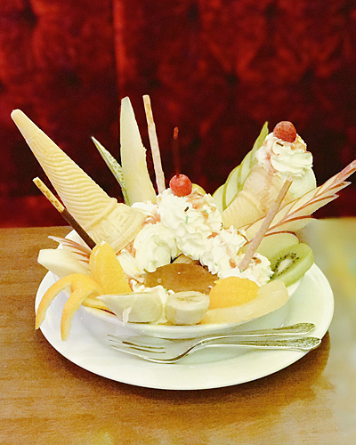 食レポ 衝撃の大きさ 新宿 珈琲西武 の超巨大プリンアラモードを完食してきた ネタとぴ