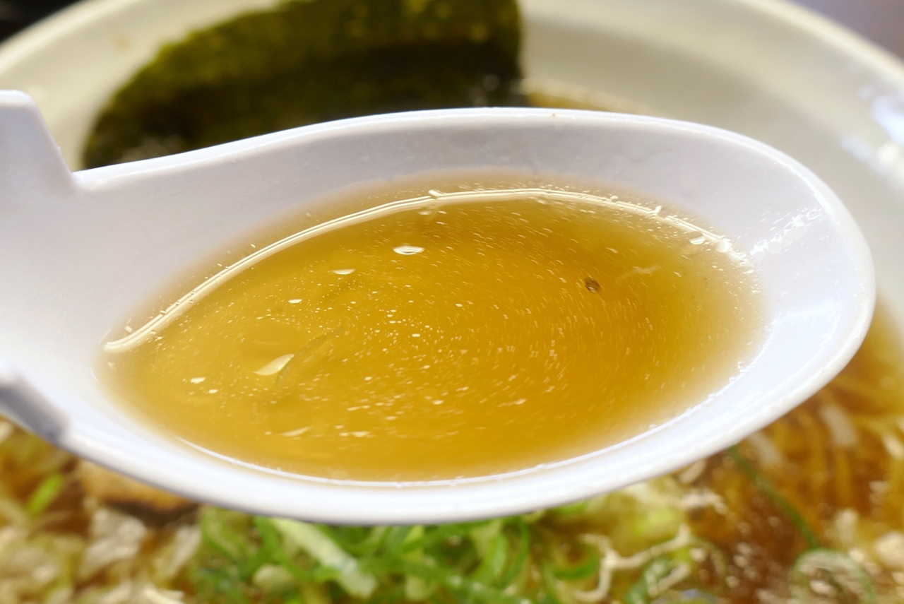 スープは醤油の風味が立った上に出汁の旨味も効いてメチャメチャウマイ！