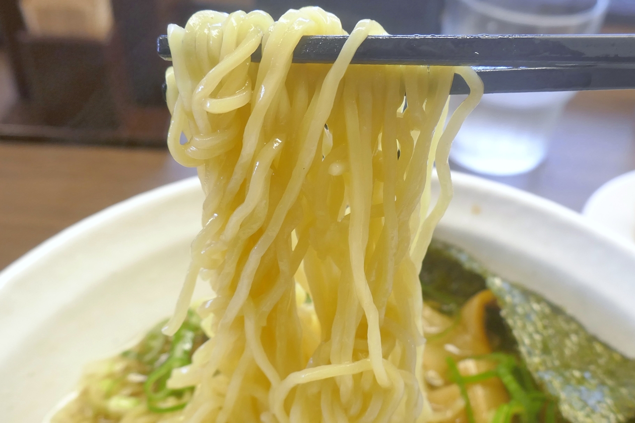 コシや喉越しの良さが格別な「三河屋製麺」の麺は、キリッと旨味に満ちた醤油スープとマッチ！