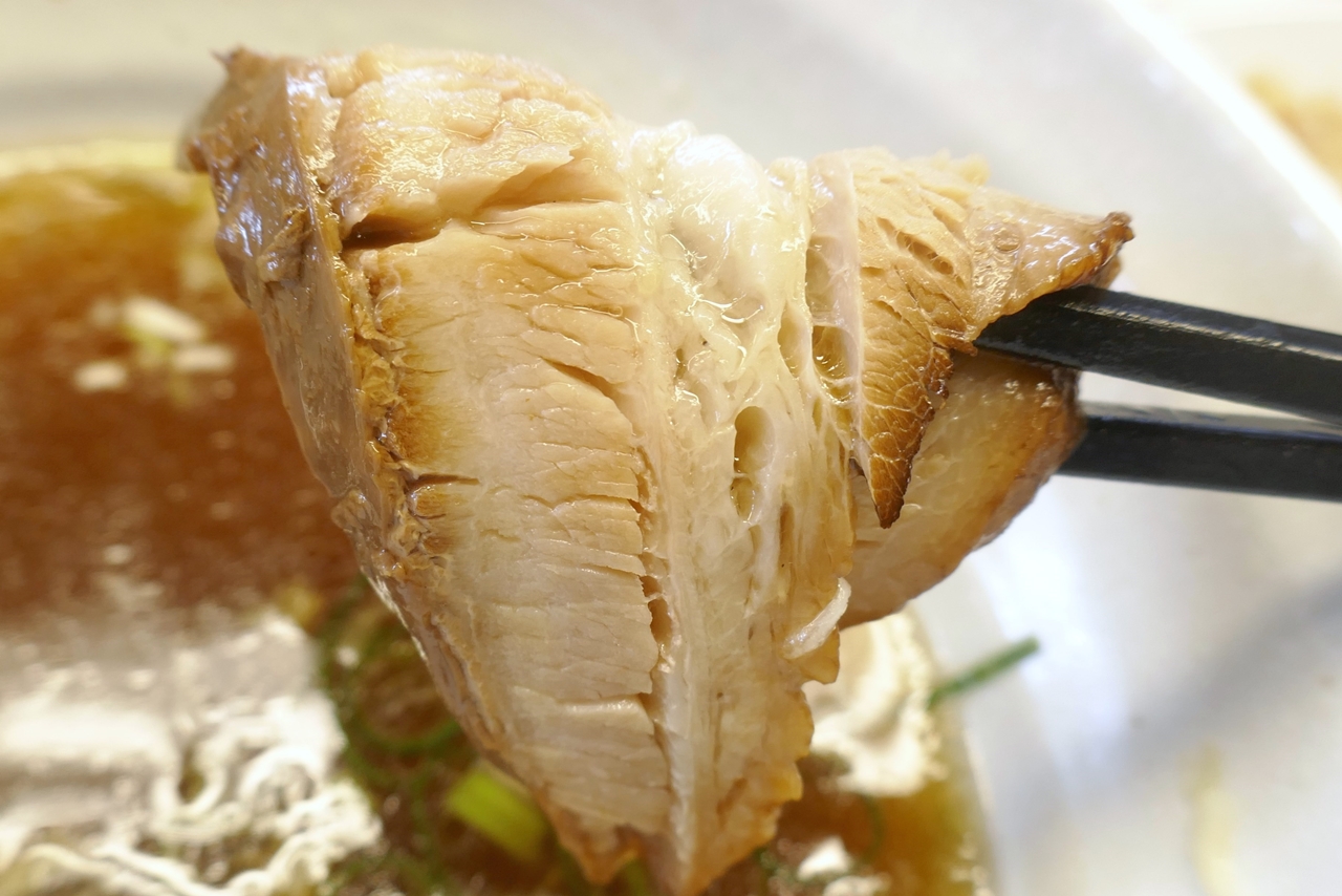 「醤油拉麺」にはチャーシュー、メンマなどが入っていますが、特に分厚く脂の旨味に富んだチャーシューがウマイ！