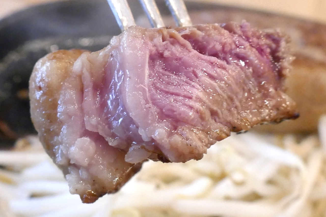 肉が柔らかくナイフでカットするのもラクラク。肉の旨味と脂の旨味がバランス良く、メチャウマ！