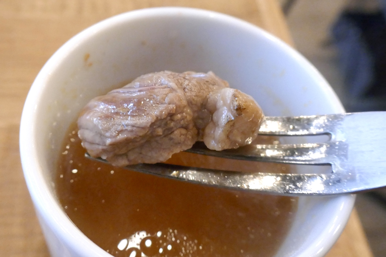 酸味を帯びたサッパリ味のスープには、柔らかく煮込まれたお肉がたっぷり！