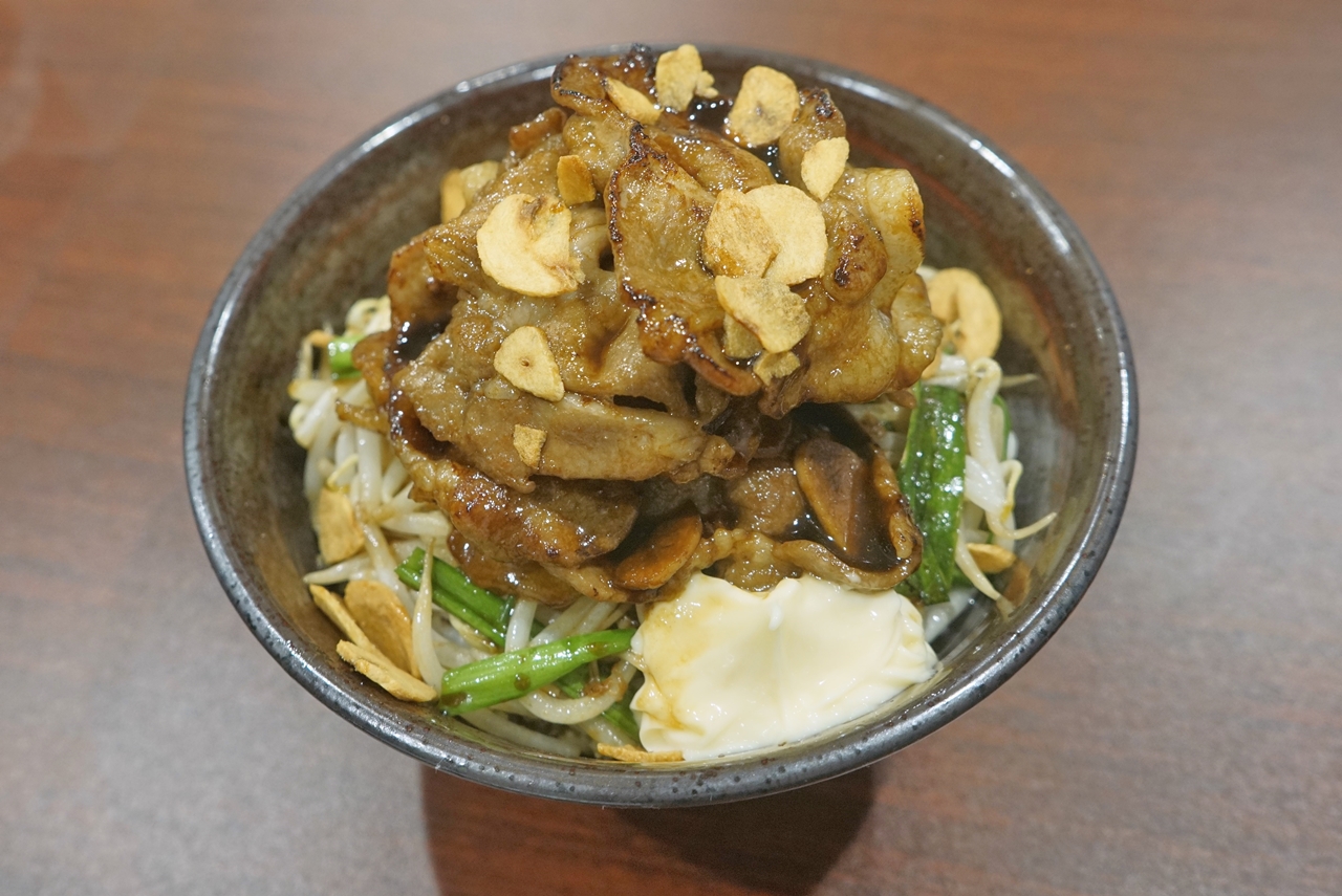「頂すたみなトンテキ丼」は、トンテキ、野菜炒め、マヨネーズを盛りつけたどんぶり飯
