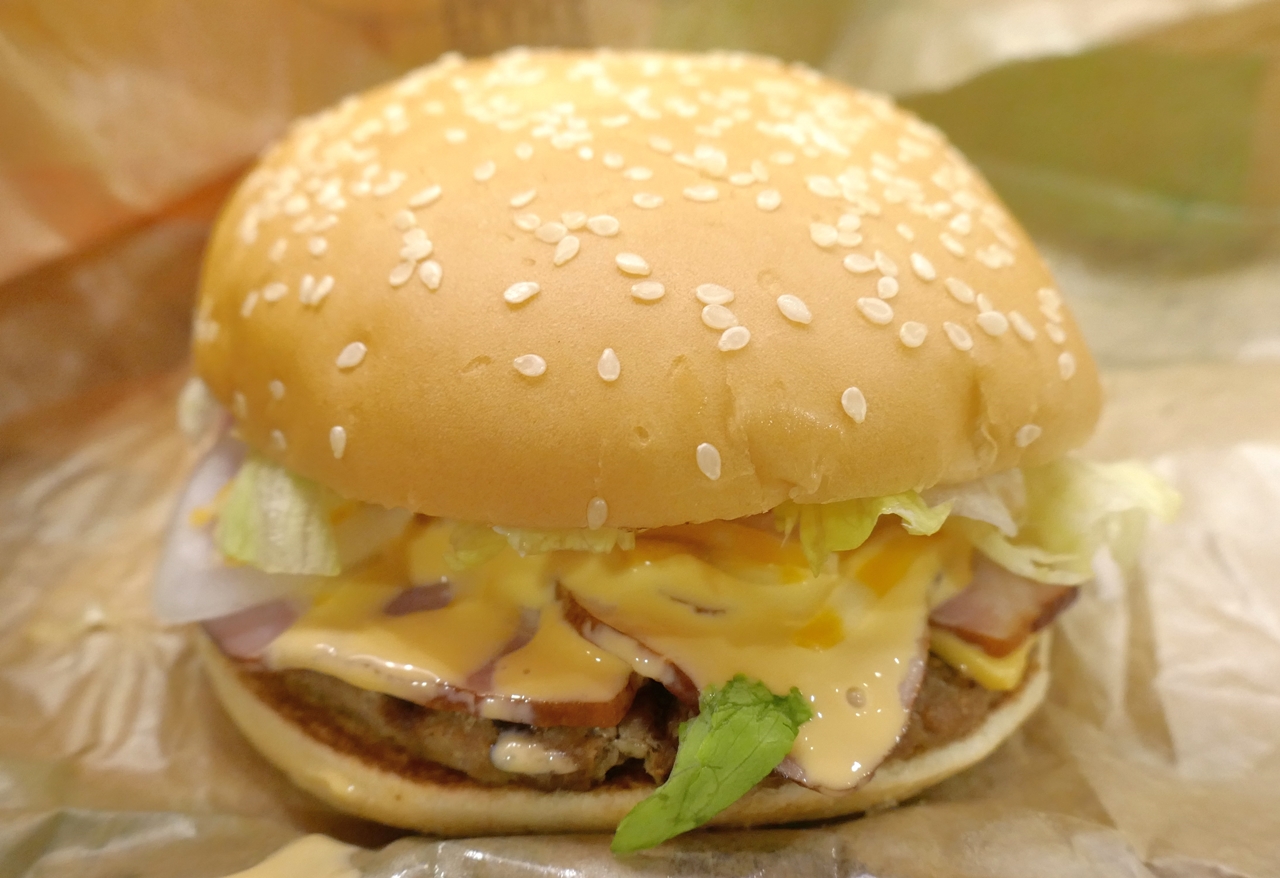 「クアトロチーズベーコン」は、液状化したチーズの存在感が大きなハンバーガー