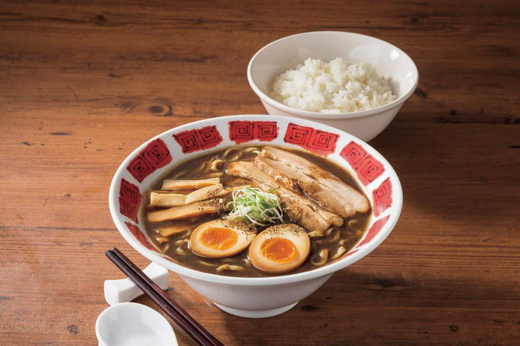 富山湾名産の白えびが香るつゆと煮干しの風味で仕上げた真っ黒なスープ。ごはんが欲しくなるしょっぱさが特徴
