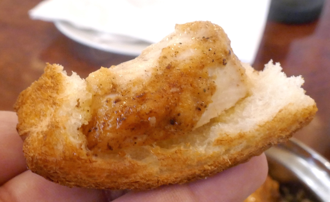 「鶏ムネ肉のバターソテー」は、で、カリカリに焼かれたパンとの相性バッチリ！