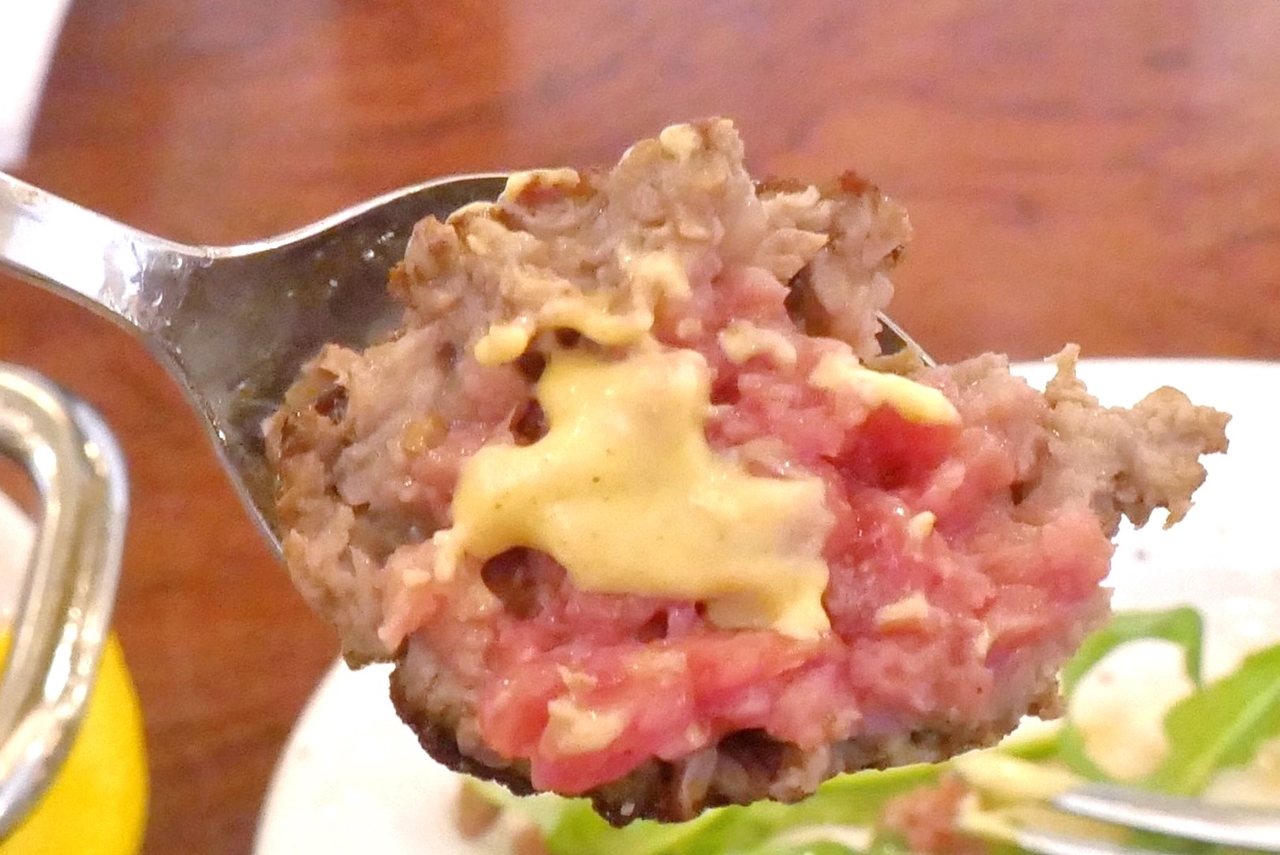 「和牛さしみハンバーグ」を食べる時は、横に添えられていたマスタード風味が効いたマヨネーズと一緒に食べるとさらに美味しく楽しめます！