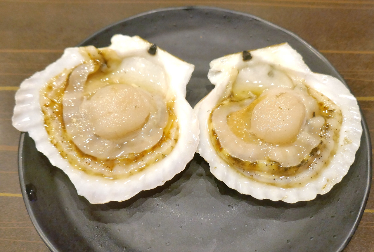 続いて試食する「北海道　噴火湾産　ホタテ貝焼き」も別売りメニューの1つ