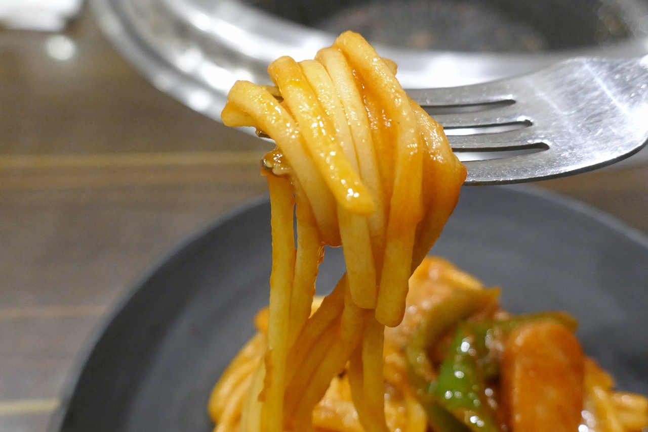 「スタローナポリ」は、ケチャップソース、野菜、ソーセージがバランス良く太く腰の強い麺に絡んで中々のウマさ