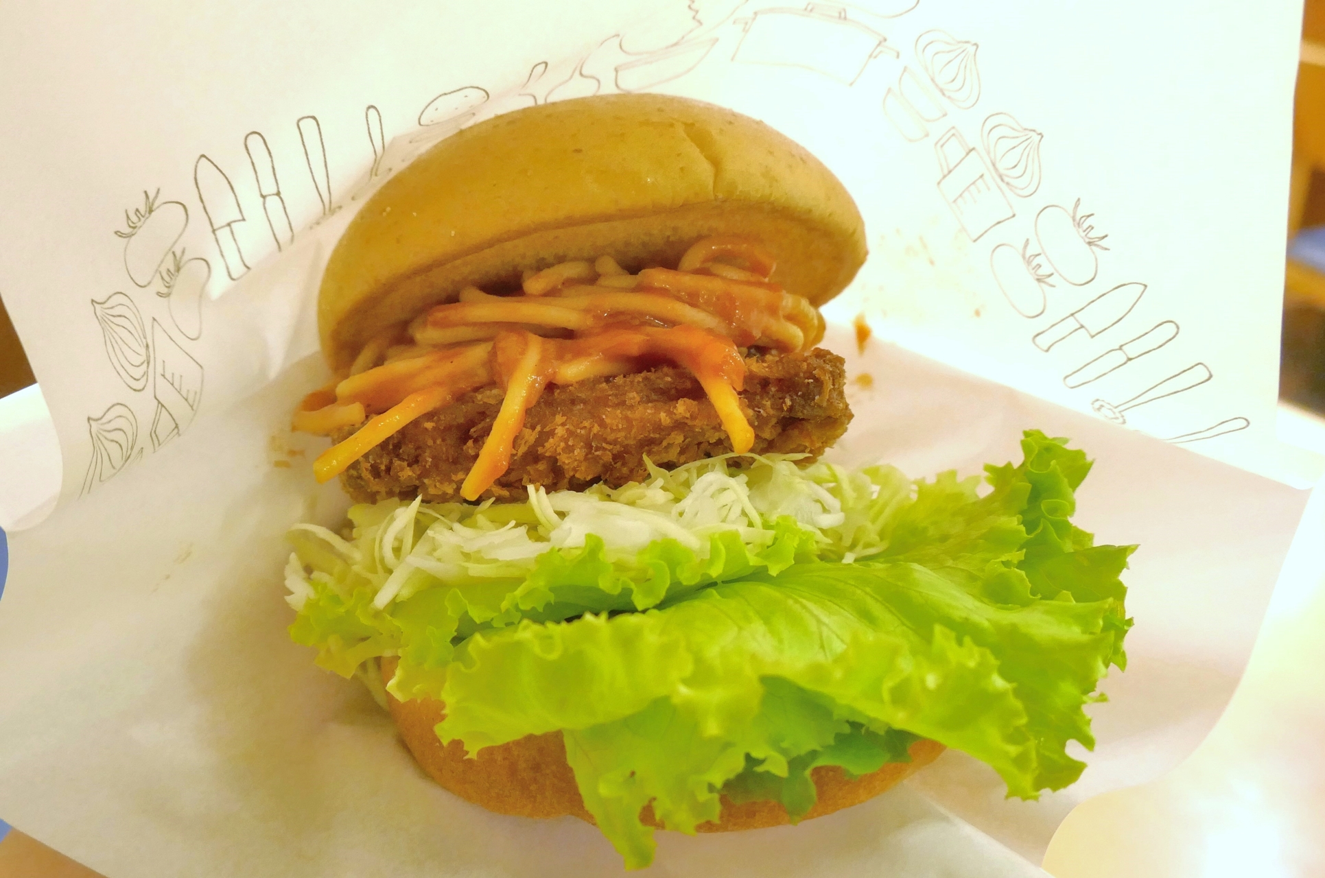 「長崎トルコライス風バーガー」は、バランスよくナポリタン、ロースカツ、生野菜が入っています
