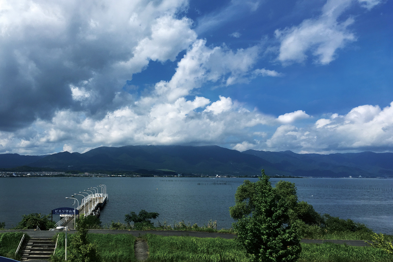 琵琶湖大橋や対岸の比叡山・平野山地の山並み、琵琶湖に沈む夕日が一望できる