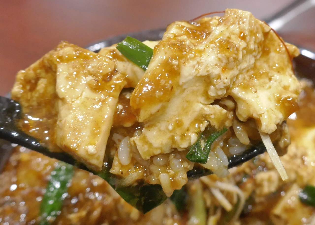 麻婆餡、豆腐、ご飯との組み合わせは、食が進む麻婆餡とご飯との良さに加えて豆腐の水気が効いて後味キリリ！