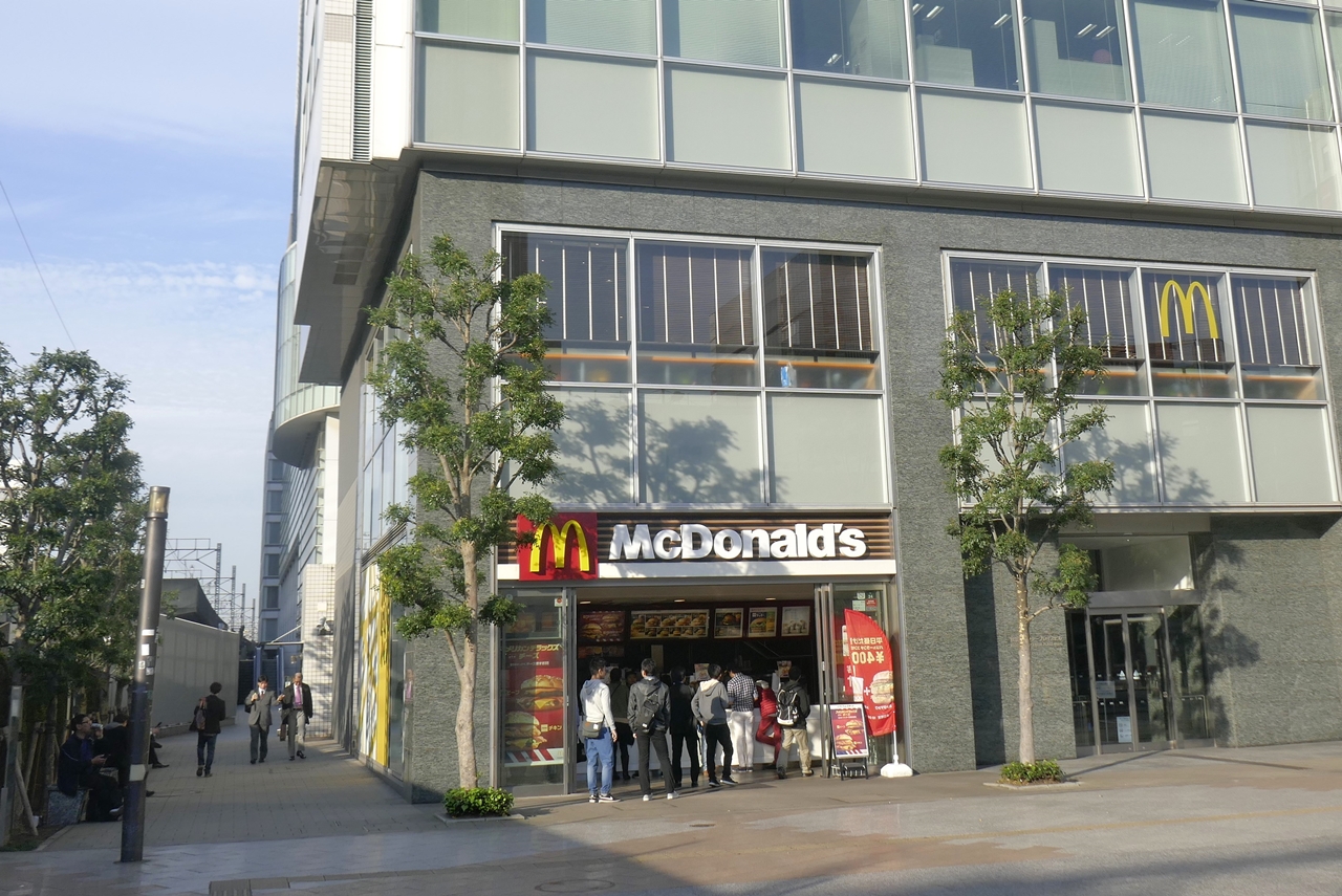 世界のAKIBAまっただ中にある「マクドナルド　秋葉原駅前店」は、外国から来た観光客を中心に店内がメチャ混み！
