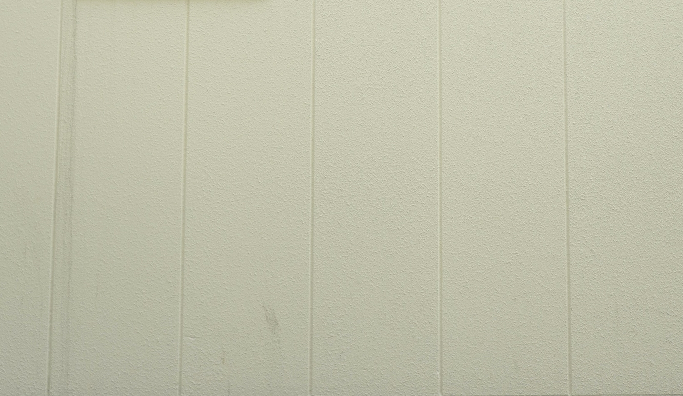 高海千歌が気弱なモブキャラに「壁ドン！　」してライブのビラ配りを行った壁面は、現実の駅壁面の方がきれいでした