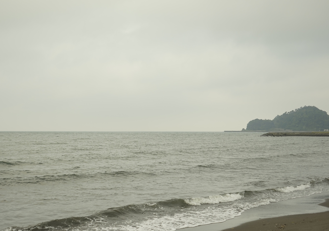 桜内梨子が新しいユニット名を「スリーマーメイド」を連想する前のシーンの背景は、海の姿や背景の山の雰囲気も再現性高め