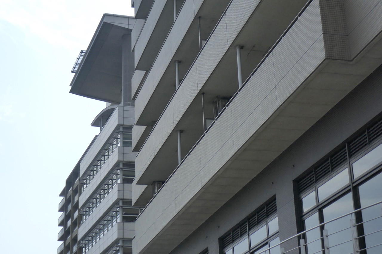 津島善子（ヨハネ）の自宅となった建物は、「沼津リバーサイドホテル」近くの狩野川沿いに建つマンションの中に劇中の雰囲気に近い建物があります