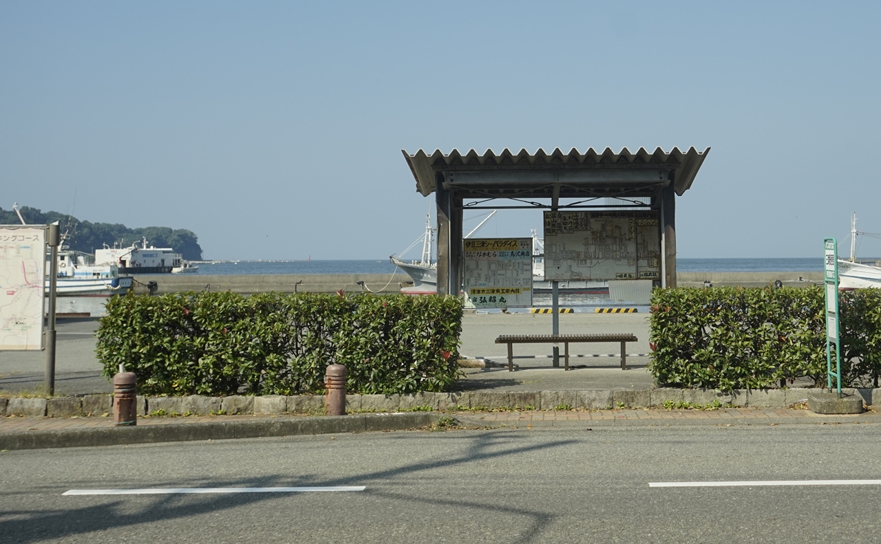 「三津郵便局バス停」で高海千歌、桜内梨子、国木田花丸、黒澤ルビィがバスを見送るシーンは、対岸からバス停を撮影すると簡単に再現可能