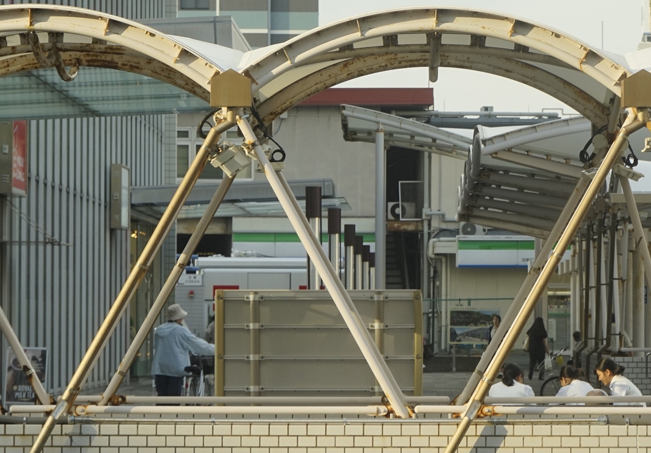 駅前の特徴的な屋根とパイプを撮影する際には、道路の反対側に移動して撮影することをオススメ