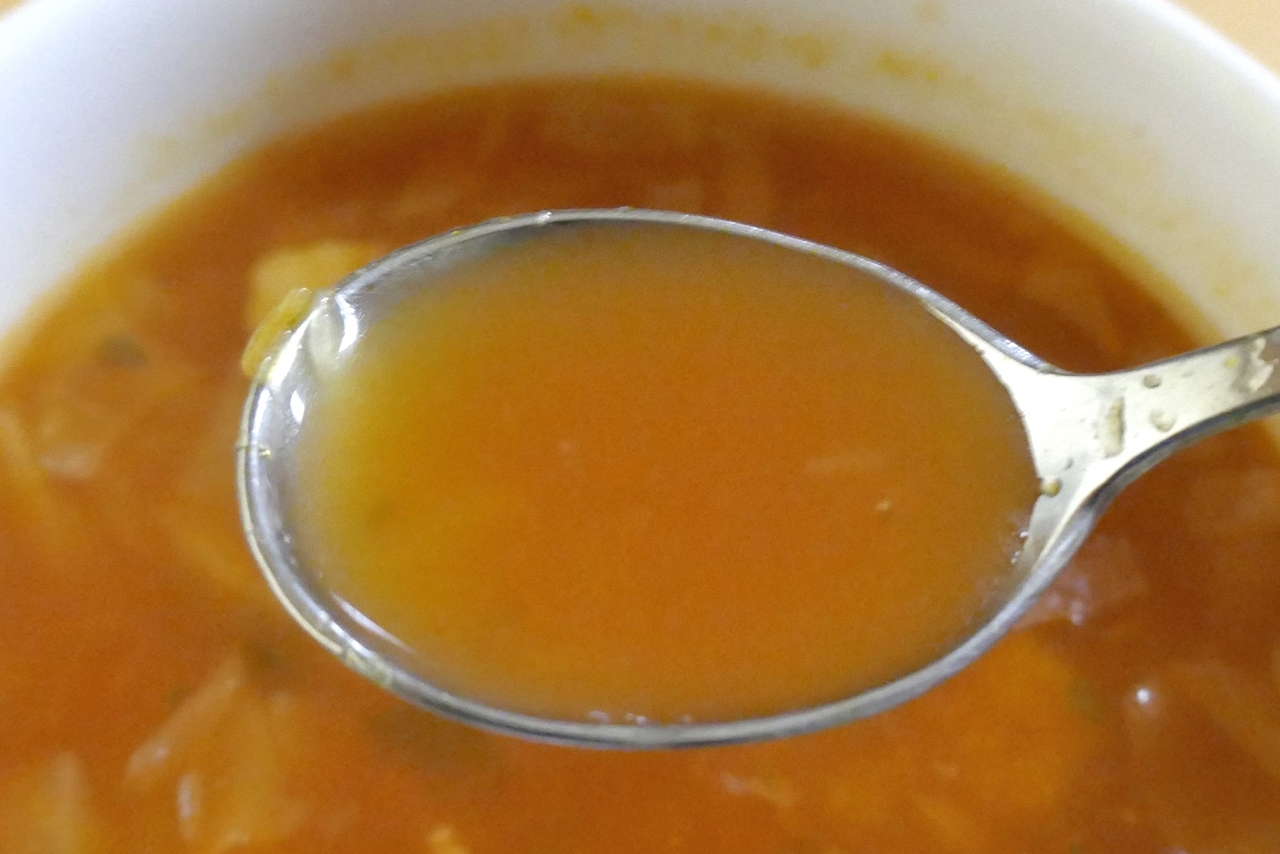 「10種の野菜のミネストローネ」のスープは、トマトや野菜の風味はもちろん、ベーコンの旨味も感じられてウマウマ！