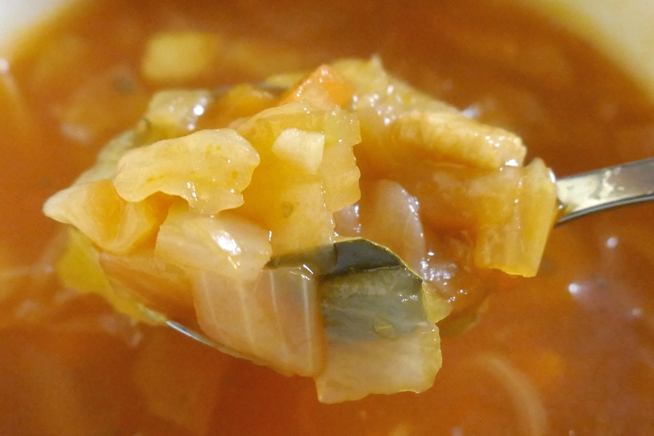 「10種の野菜のミネストローネ」は、粗めにカットされた野菜やベーコンがたっぷり入った“食べるスープ”。お腹も満足！