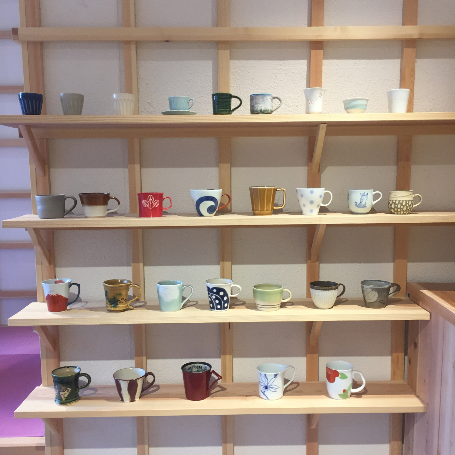 コーヒーを飲むマグカップを選ぶ楽しみも。「Mug pop」で扱っている各窯元・陶芸家の作品約30種類から選択可能。