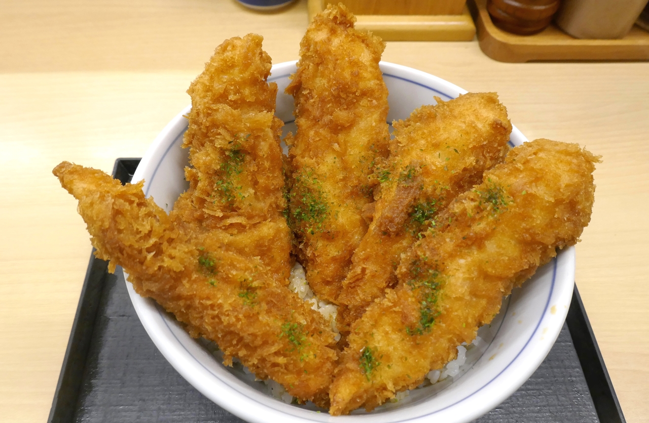 「特盛タレカツ丼」には、大きな鶏ささみカツがたっぷり入ってボリューム満点！
