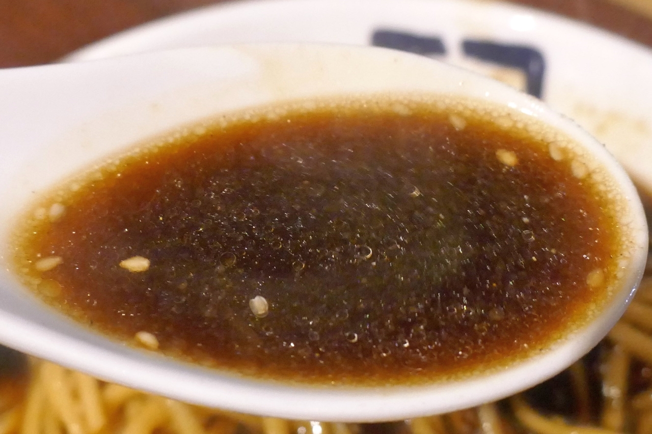味が濃そうな見た目の真っ黒なスープは、見た目に反してサッパリ。塩気もマイルド＆甘味もあって優しい味わい