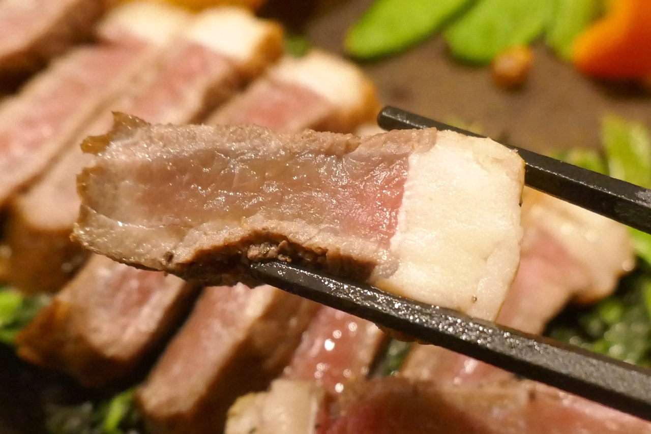 イチボの熟成赤身ステーキは、柔らかくサッパリとした美味しさとともに、レア焼きならではのフレッシュなウマさ満点！