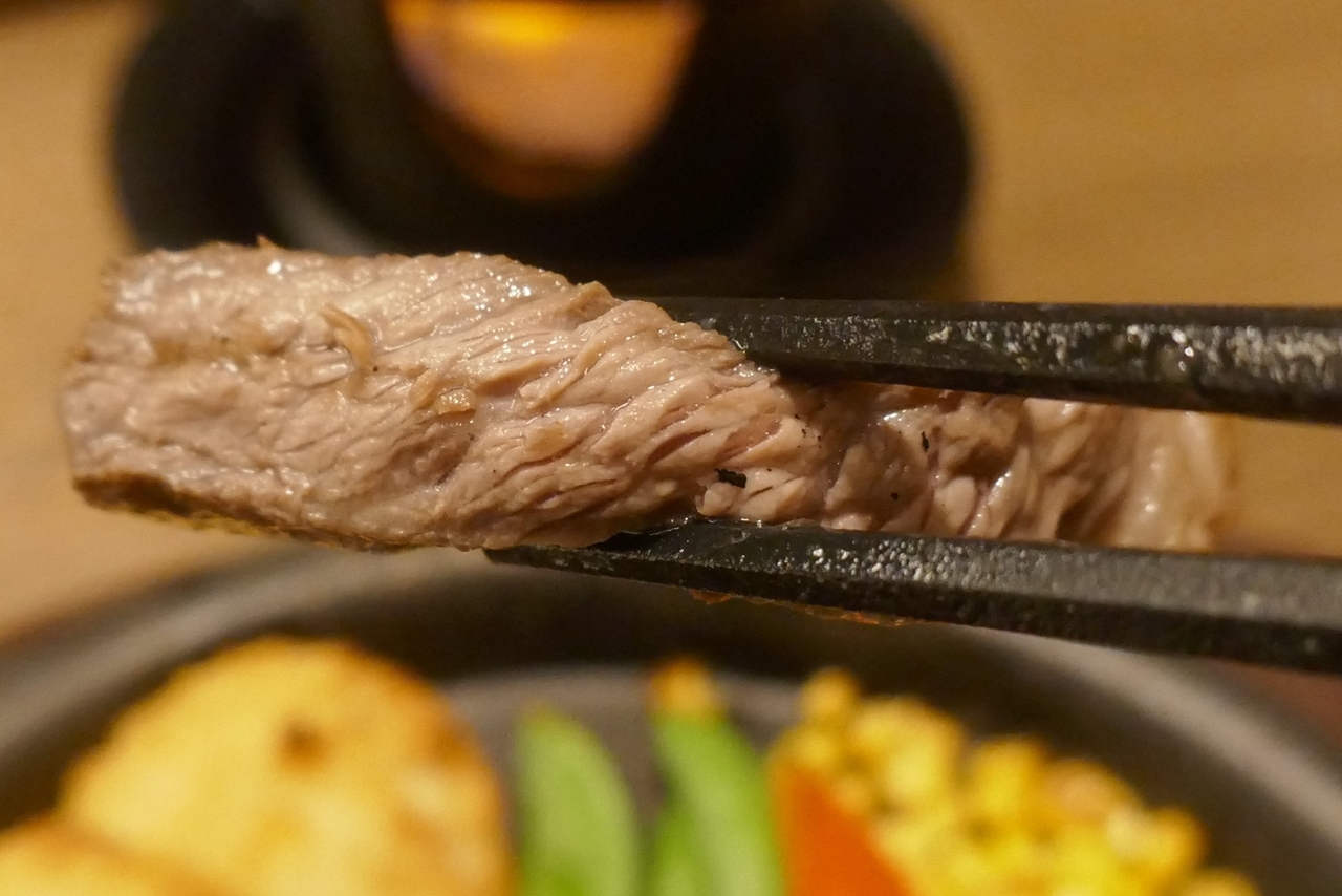 火を通した「イチボの熟成赤身ステーキ」からは、ジューシーな肉汁が滴ってきて美味しさもアップ！