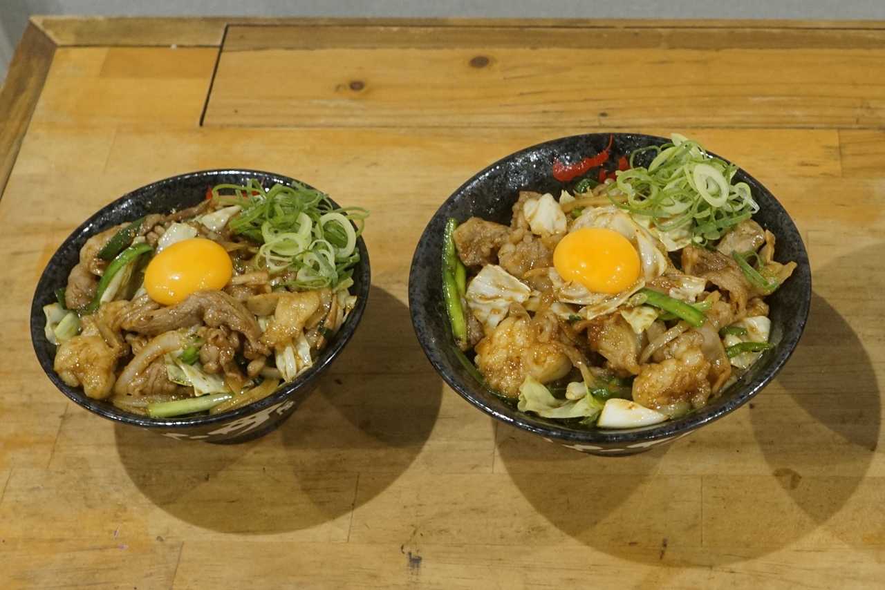 「大阪牛ホルモン味噌すた丼」は、ミニサイズ、並サイズから選べます