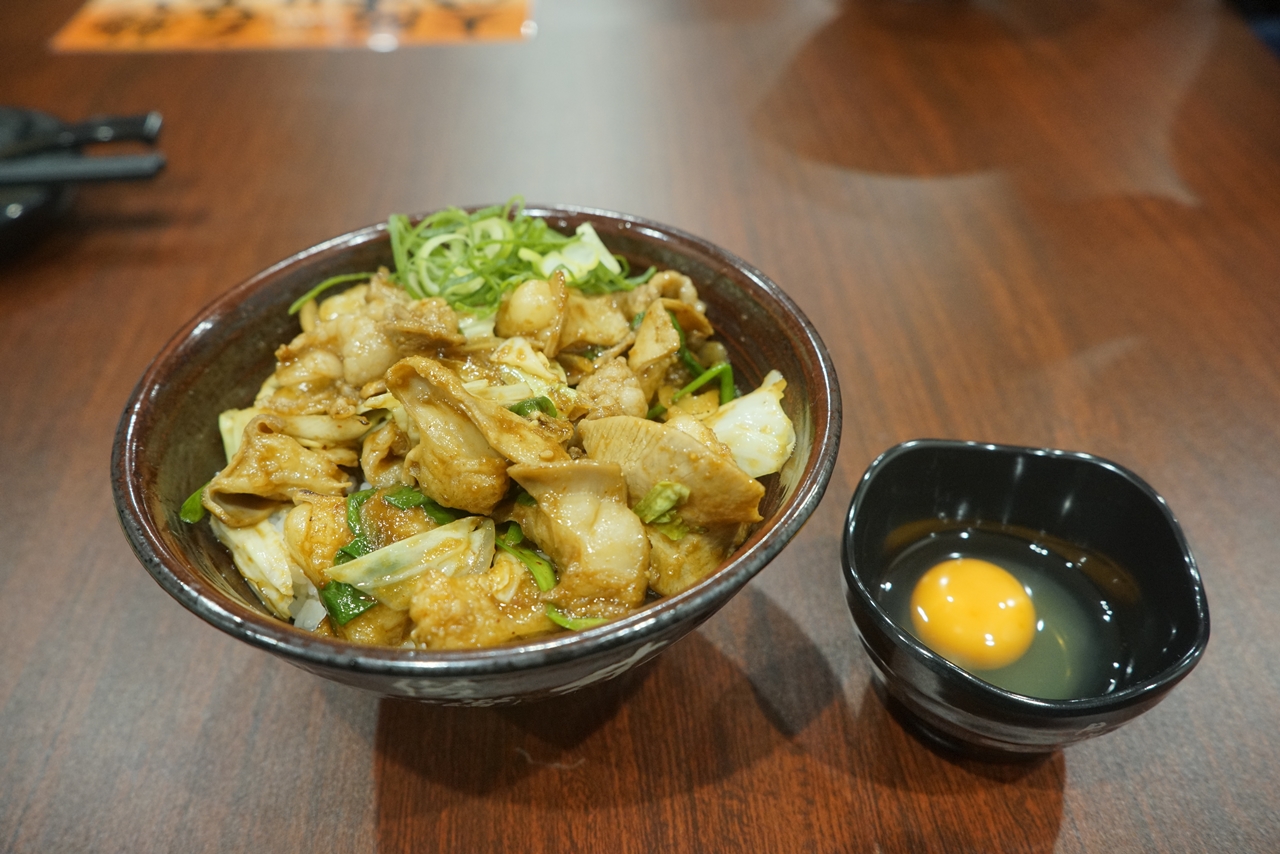 試食会用として生卵と「大阪牛ホルモン味噌すた丼」は別皿で登場