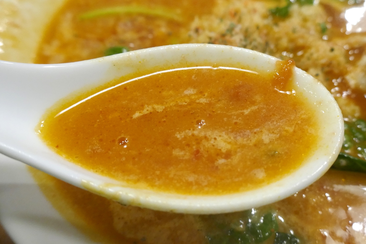 スープからはトマトやホワイトソースの風味とともに、カニの旨味、唐辛子や豆板醤の刺激がプラスされて辛ウマ！