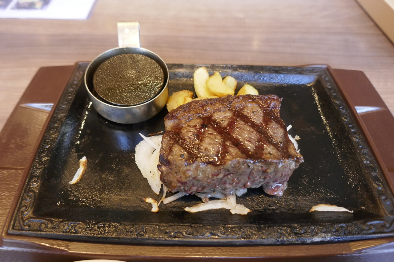 約225gのお肉を使った「イチボの熟成赤身ステーキ」は分厚く見るからにウマそう！