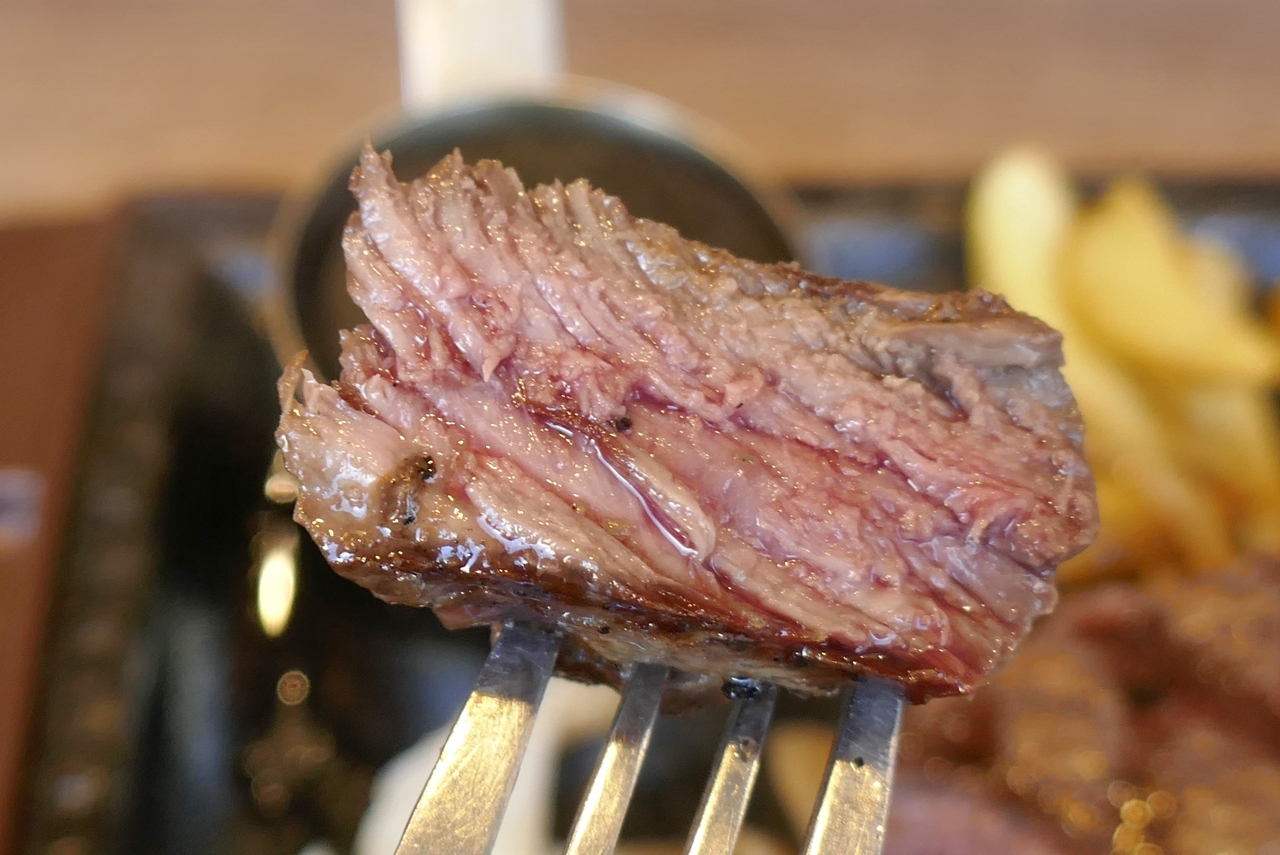 「イチボの熟成赤身ステーキ」は、柔らかな食感にほとばしる肉の旨味！　ジューシーさも満点！