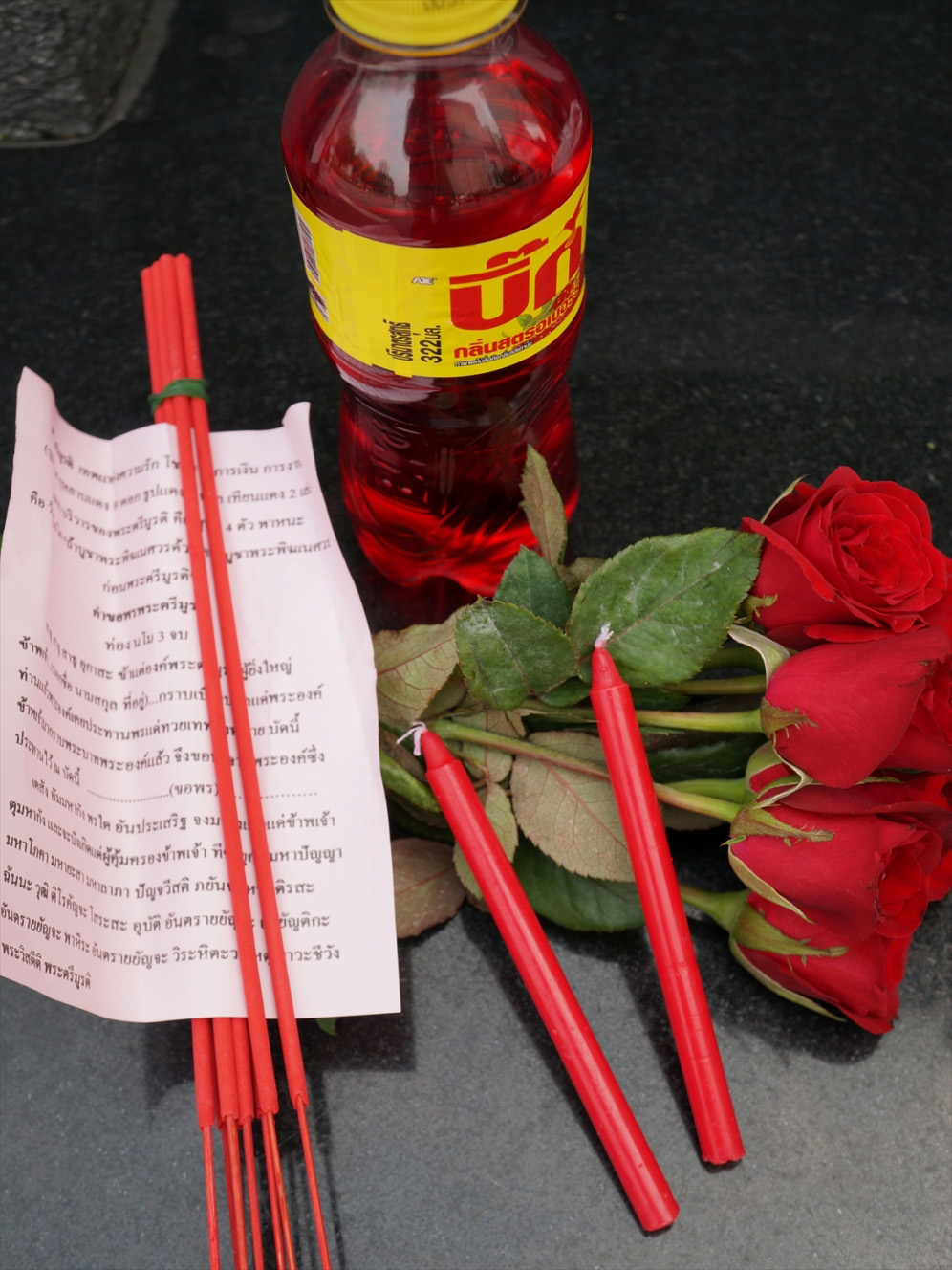 トリムルティ神にお供えするのは、赤いバラ9本、赤い蝋燭1本(相手がいる場合は2本)、赤い線香9本と赤いジュース。お祈りのサンプル付のセットで100バーツ（約350円）