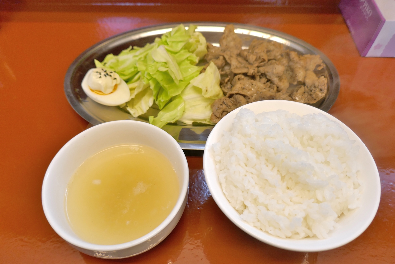 今のところ「立川マシマシ5号店」限定メニューな「豚バラ黒コショウ定食」を注文