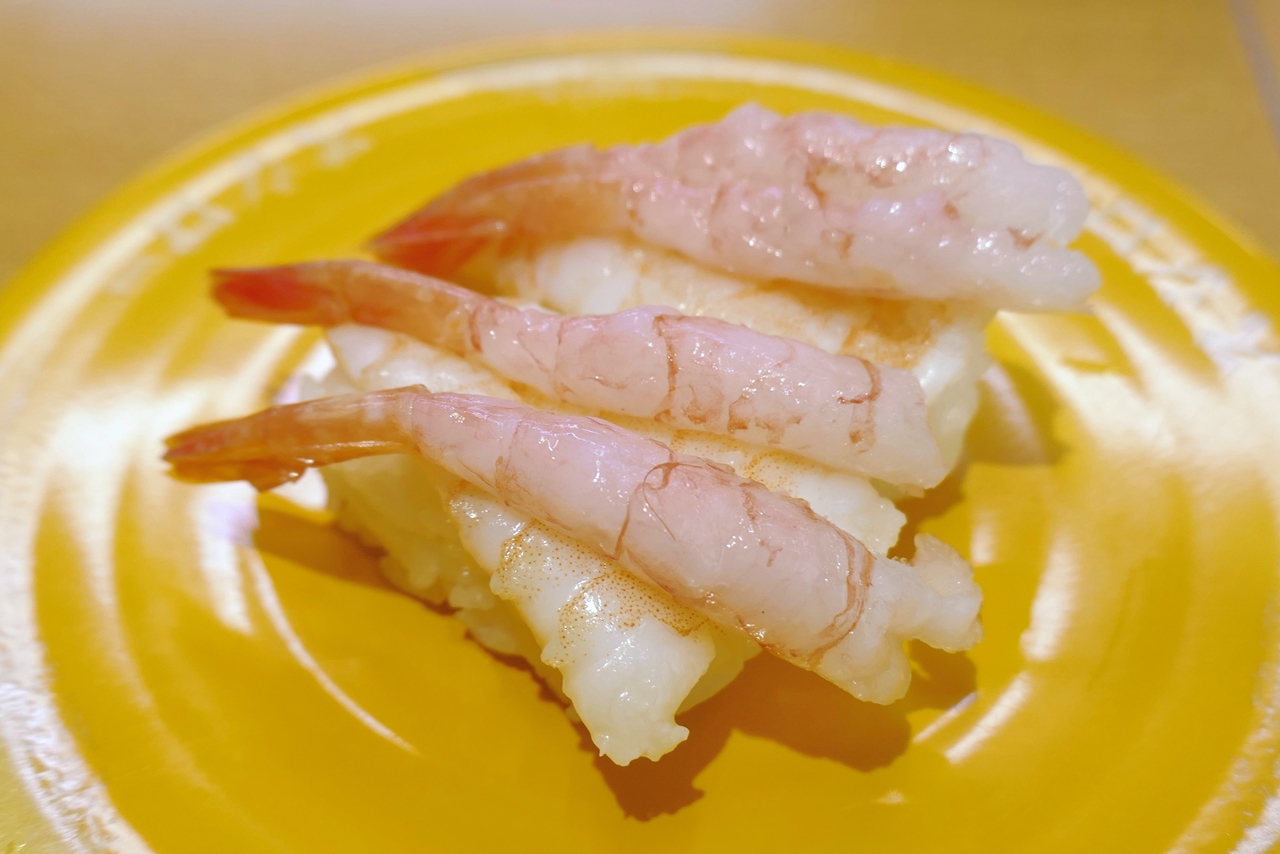 「ダブルのっけえび」は、蒸しえびと生の甘えびを合わせた創作寿司で、2種類のえびの風味と食感の違いが同時に楽しめる新感覚な1皿